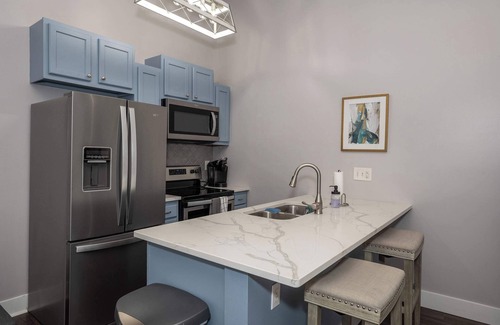 Covington Condo | Heart of Mainstrasse Apt 2