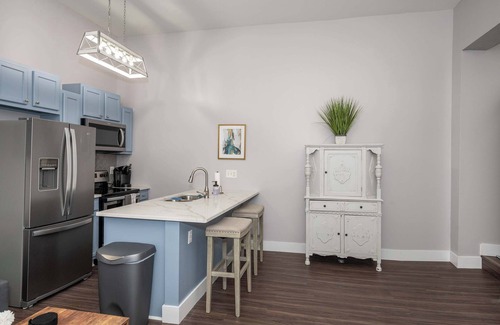 Covington Condo | Heart of Mainstrasse Apt 2