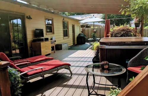 Riviera House | Heart of Milwaukie- Plush Comfort & Great location