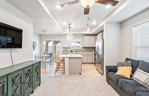 Nampa House | Heart of Nampa-Hot Tub-Fenced Yard-Full Kitchen