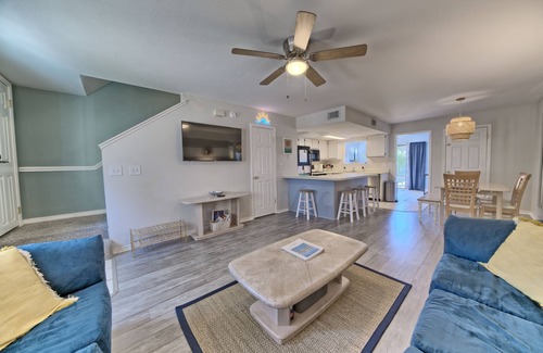 Panama City Beach House | Heart of PCB! 7 min Walk to Beach, Steps to Pool and Mini Golf!