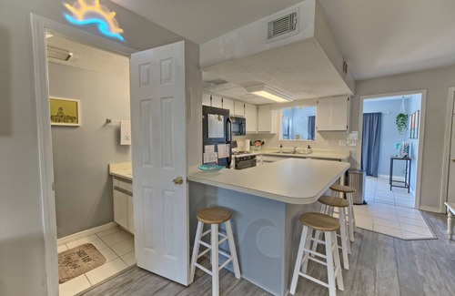 Panama City Beach House | Heart of PCB! 7 min Walk to Beach, Steps to Pool and Mini Golf!