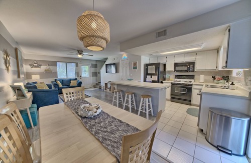 Panama City Beach House | Heart of PCB! 7 min Walk to Beach, Steps to Pool and Mini Golf!