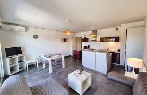 Les Sablettes Apartment | Heart of Sablettes, beach on face.NEW