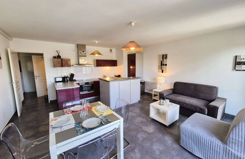 Les Sablettes Apartment | Heart of Sablettes, beach on face.NEW