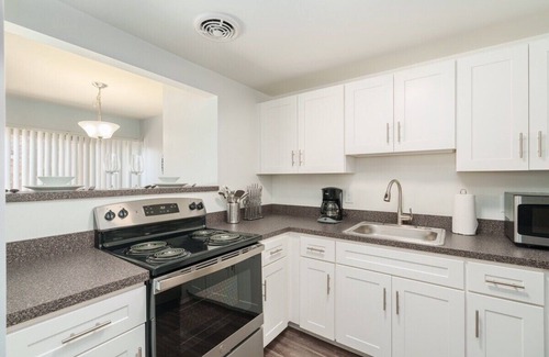 Towson Apartment | Heart of Towson -Pool-King-Parking-Netflix-GYM