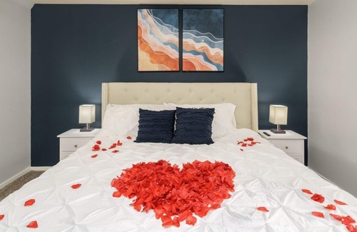 Towson Apartment | Heart of Towson -Pool-King-Parking-Netflix-GYM