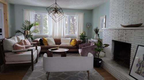 Southwest Calgary House | Heart to Downtown - Bright and Sunny Ultra Premium Queen bedroom