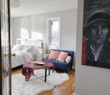 Southwest Calgary House | Heart to Downtown - Bright and Sunny Ultra Premium Queen bedroom