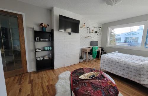 Southwest Calgary House | Heart to Downtown - Bright and Sunny Ultra Premium Queen bedroom