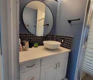 Southwest Calgary House | Heart to Downtown - Bright and Sunny Ultra Premium Queen bedroom