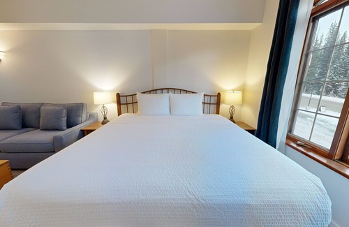 Sun Peaks Hotel | Hearthstone Lodge #213