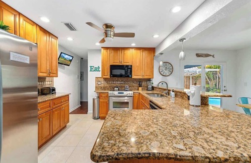 Walsingham House | Heated Pool - 8 min to beach - King Beds