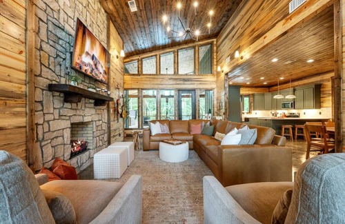 Pickens Cabin | Heated Pool, Arcade, Playground, Hot Tub, Full Size Bunks, Shuffle and MORE!