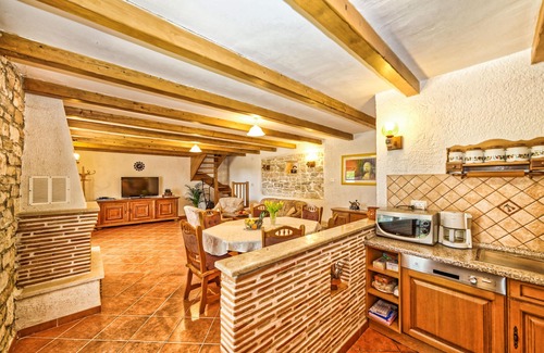 Smoljanci House | Heated pool, boat trips, barbecue, WiFi, bicycles, table tennis