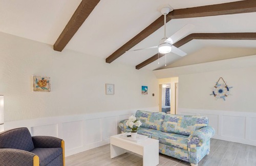 Walsingham House | Heated Pool Casa with Hot Tub Sleeps 12 10 min To Beach