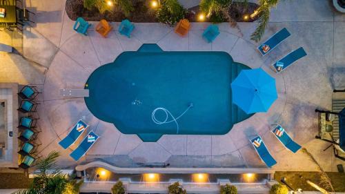 Pleasant Valley House | Heated Pool, Hot Tub, Pool Table, Putting Green, 5BR