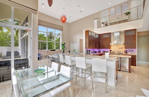 Lauderdale Beach Villa | Heated Pool ~ King Beds ~ Putting Green ~ Grill