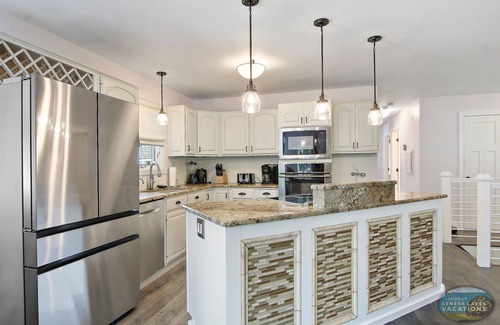 Lake Geneva House | Heated Saltwater Pool |Outdoor Kitchen, Bar & TV |Poolside Seating |Gas Fireplace |Near Downtown