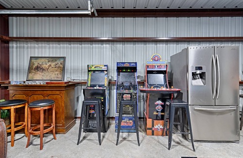 Azle House | Heated Swim Spa, Pool, Hot Tub, Sauna, Pickleball, Game & Poker Rooms, Longhorns