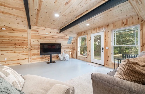 Bismarck Cabin | Heaven on Earth in Bismarck With a Hot Tub Just 7 Miles to Lake DeGray