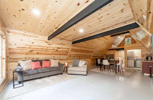 Bismarck Cabin | Heaven on Earth in Bismarck With a Hot Tub Just 7 Miles to Lake DeGray