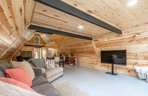 Bismarck Cabin | Heaven on Earth in Bismarck With a Hot Tub Just 7 Miles to Lake DeGray