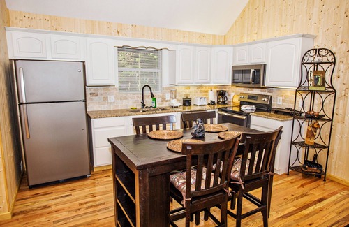 Chalet Village Cabin | Heaven’s Gate 1 - Hot Tub, Views & Pet Friendly.