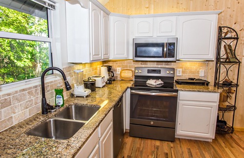 Chalet Village Cabin | Heaven’s Gate 1 - Hot Tub, Views & Pet Friendly.