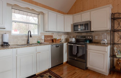 Chalet Village Cabin | Heaven’s Gate 1 - Hot Tub, Views & Pet Friendly.