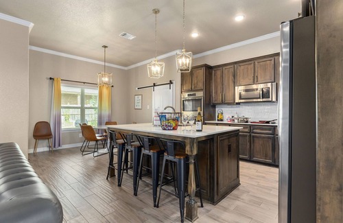 Killeen House | Heights 6Bd, 12PPL, Perfect For Families, Contractors, Insurance. Book Now!