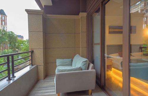 Emeishan House | Heinemann Hotel loft suite with two king beds B306— with a jacuzzi and a local