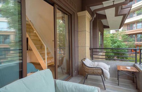 Emeishan House | Heinemann Hotel loft suite with two king beds A306 with a jacuzzi and a local