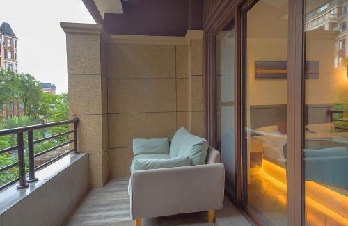 Emeishan House | Heinemann Hotel loft suite with two king beds B306 with a jacuzzi and a local