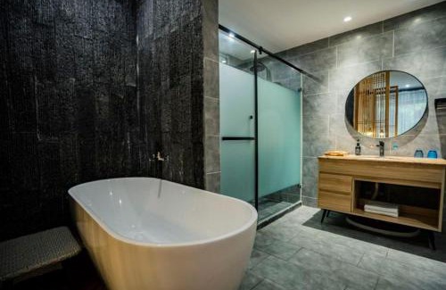 Emeishan House | Heinemann Hotel standard king room Building A with a jacuzzi and a local