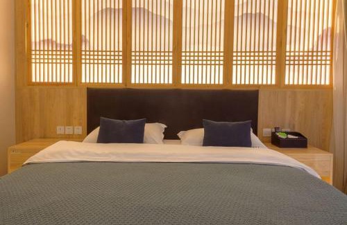 Emeishan House | Heinemann Hotel standard king room Building A with a jacuzzi and a local