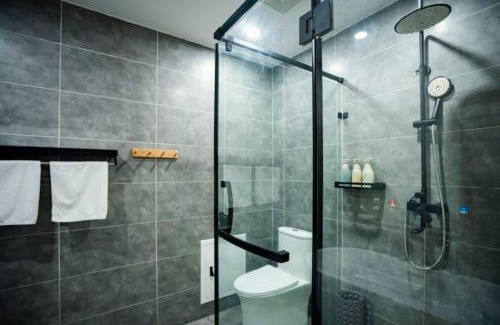 Emeishan House | Heinemann Hotel Sunny King Room without Bathtub A308 with a jacuzzi and a local