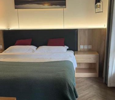 Emeishan House | Heinemann Hotel Sunny King Room without Bathtub A308 with a jacuzzi and a local