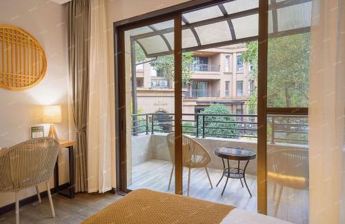 Emeishan House | Heinemann Hotel Terrace Double Room A206 with Jacuzzi and local amenities