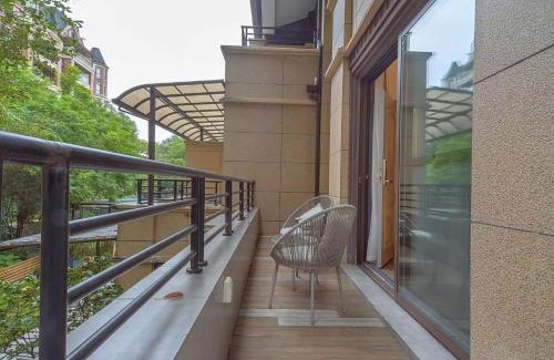 Emeishan House | Heinemann Hotel Terrace Double Room A206 with Jacuzzi and local amenities