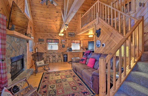 Helen Cabin | Helen Cabin w/Deck & Hot Tub < 1/2 Mi to Main St