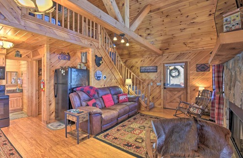 Helen Cabin | Helen Cabin w/Deck & Hot Tub < 1/2 Mi to Main St