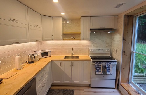 Bracebridge Apartment | Hello Muskoka! 1 Private Bedroom, Queen Bed - 1 Private Bathroom - Entire Space