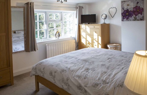 Hemsby House | Hemsby Cottage With spa Bath and Private Garden