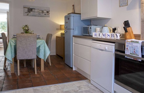 Hemsby House | Hemsby Cottage With spa Bath and Private Garden