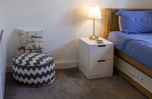 Hemsby House | Hemsby Cottage With spa Bath and Private Garden