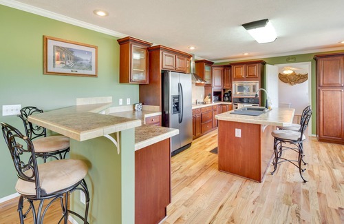 Hendersonville House | Hendersonville Retreat w/Mtn Views & Deck!