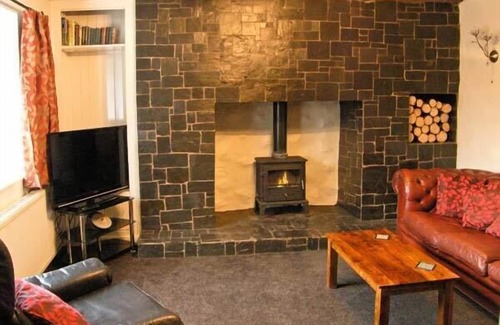 Denbigh Cottage | HENDRE ALED FARMHOUSE, pet friendly, with open fire in Llansannan
