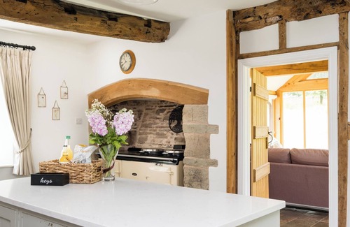 Little Cowarne Cottage | HENHOUSE FARM, pet friendly, with hot tub in Bodenham