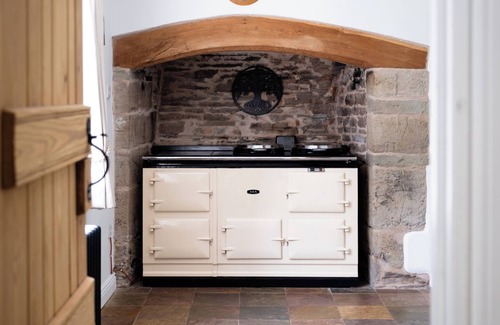 Little Cowarne Cottage | HENHOUSE FARM, pet friendly, with hot tub in Bodenham